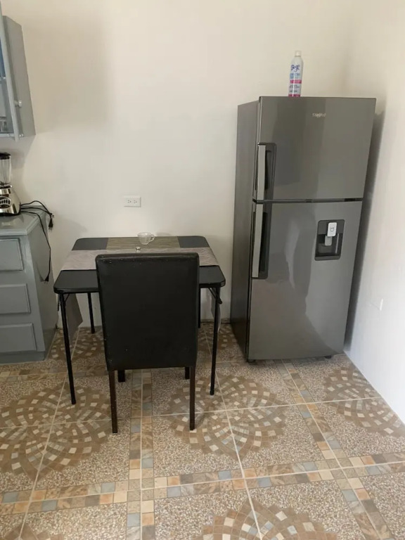 1 Bed Studio Apt - Parking, Wifi, Mountain Views