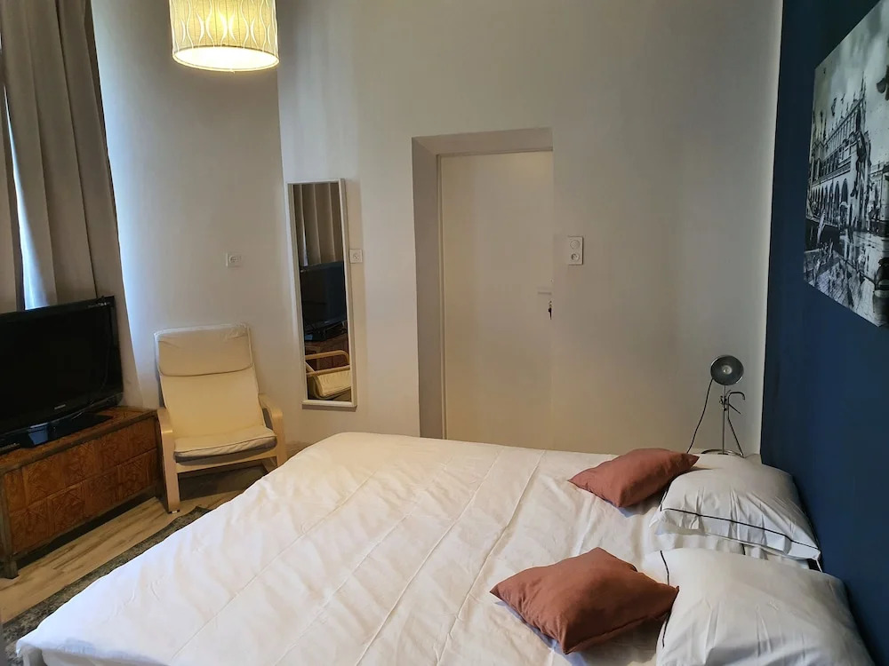 AMEN Aparthotel Curie 8