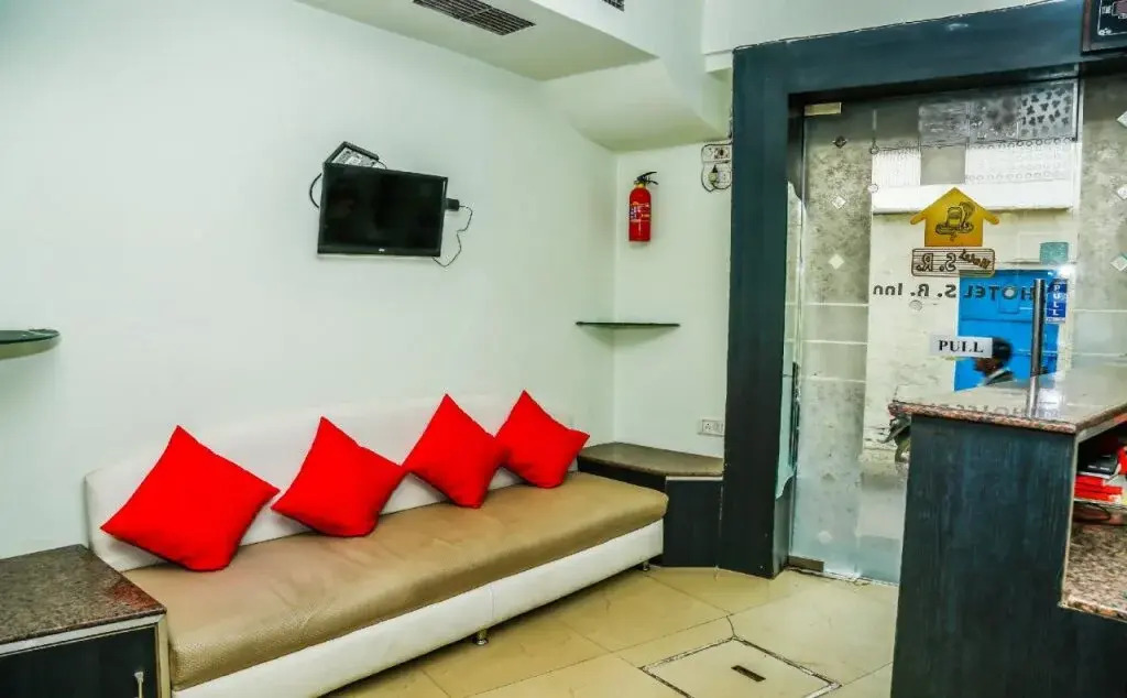 SR Inn By OYO Rooms
