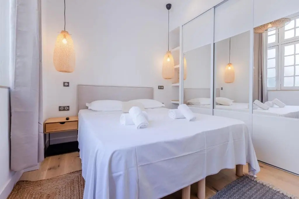 SERRENDY Stylish 2-bedroom apartment 1-minute walk to beaches