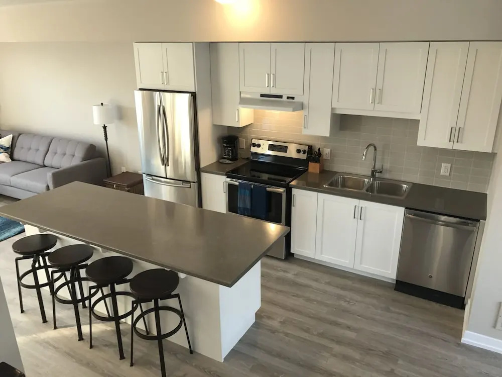 Upscale Lake View Town Home