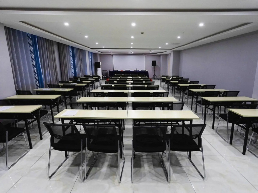Super 8 Premier Hotel (Tumushuke City Government Branch)
