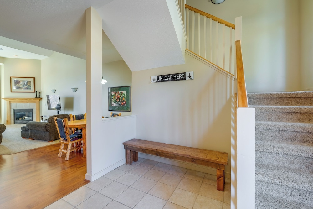Ski-in/ski-out! Cozy Bellaire Resort Retreat!