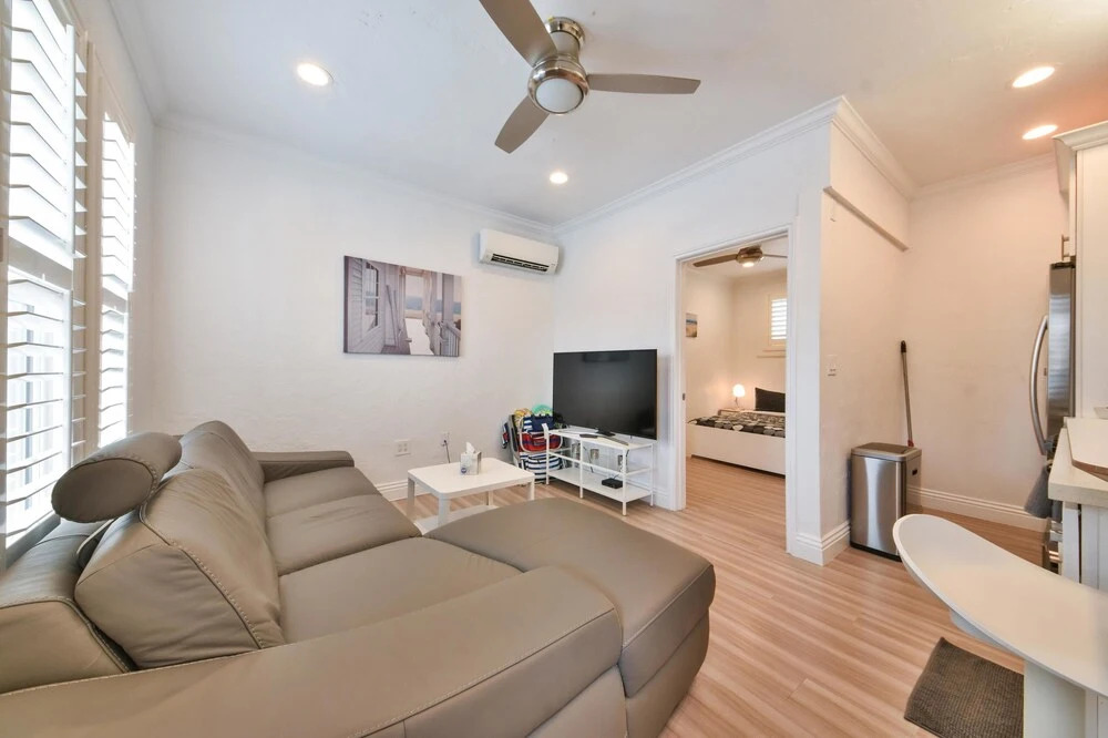 A3 Modern Home Next to Beach Sleeps 4 With AC and Beach Essentials