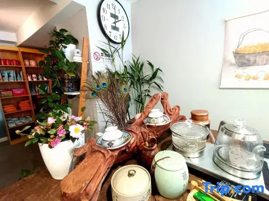 Pig Pig • Shiguang Inn