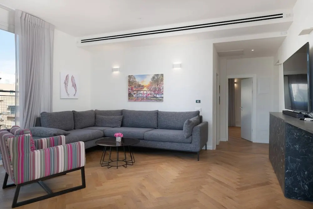 New Decoreted 2 Bed Penthouse With Cool Balcony