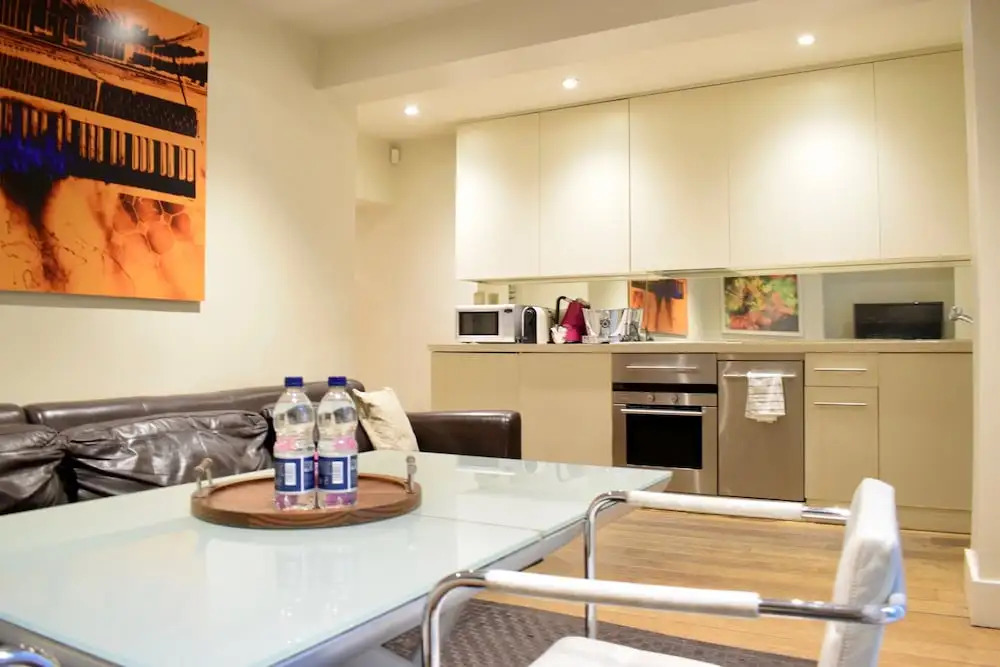 Large 2 Bedroom Flat in Ladbroke Grove With Garden