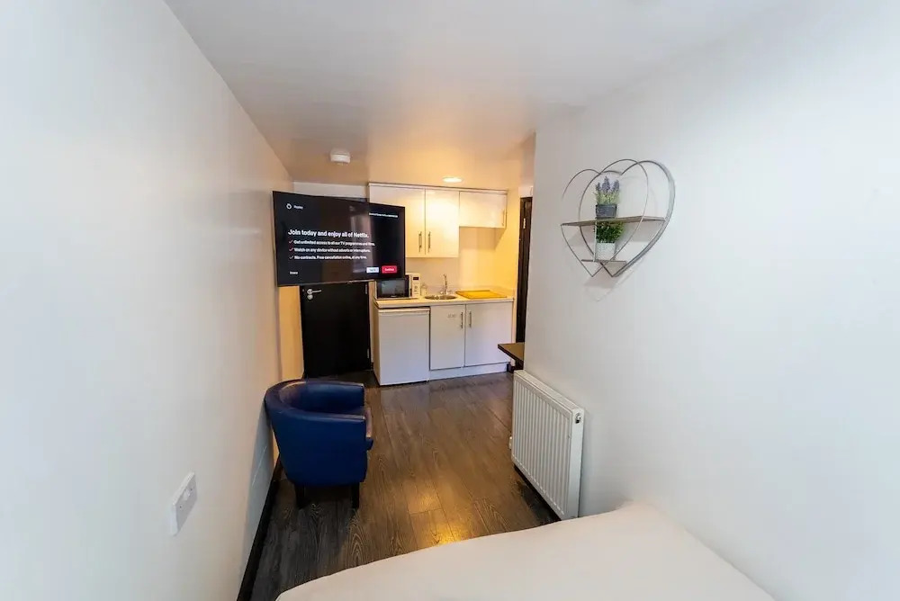 STAYSA Equipped studios near QE and UOB in GuestHouse close to the city!