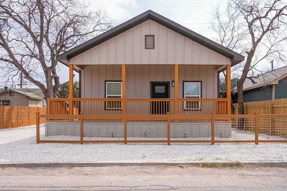 Perfect 2BR 2BA Base Clean Modern Near Downtown