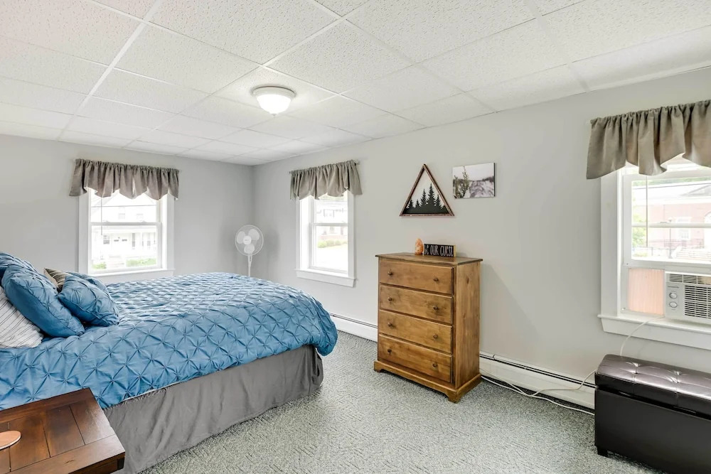 Chic & Central Apartment ~ 6 Mi to Sebec Lake!