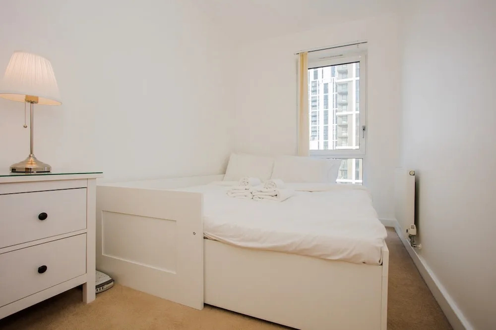 Stunning 2 Bed Home + Balcony Overlooking Thames