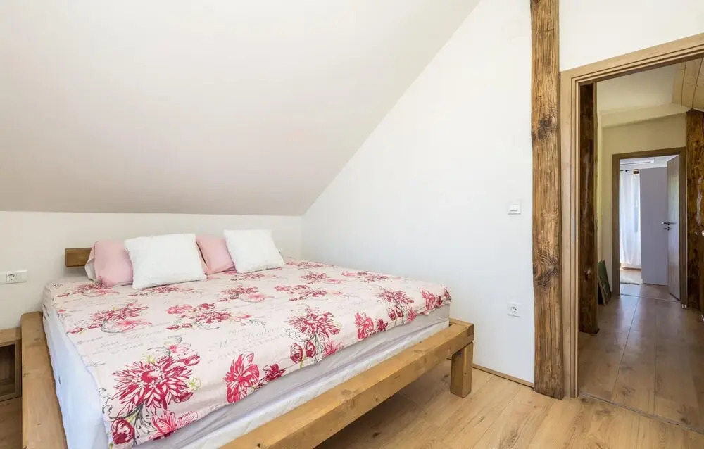 Awesome Caravan in Slunj with Hot Tub, WiFi & 2 Bedrooms
