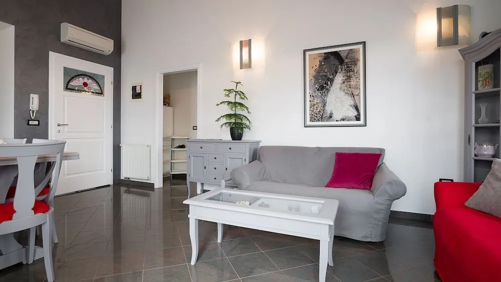5Bed Villa-Sleeps 10- Pool Parking Near the Sea