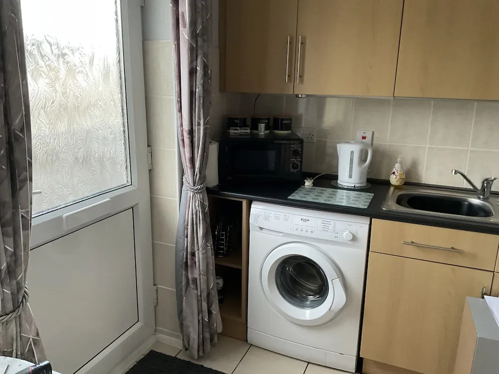 1st Floor Hillview 2 Bedroomed Central Location