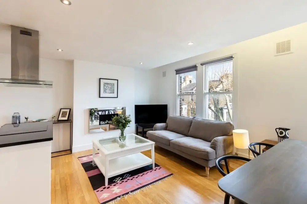 Modern & Cosy Three Bedroom Apartment in Queen's Park