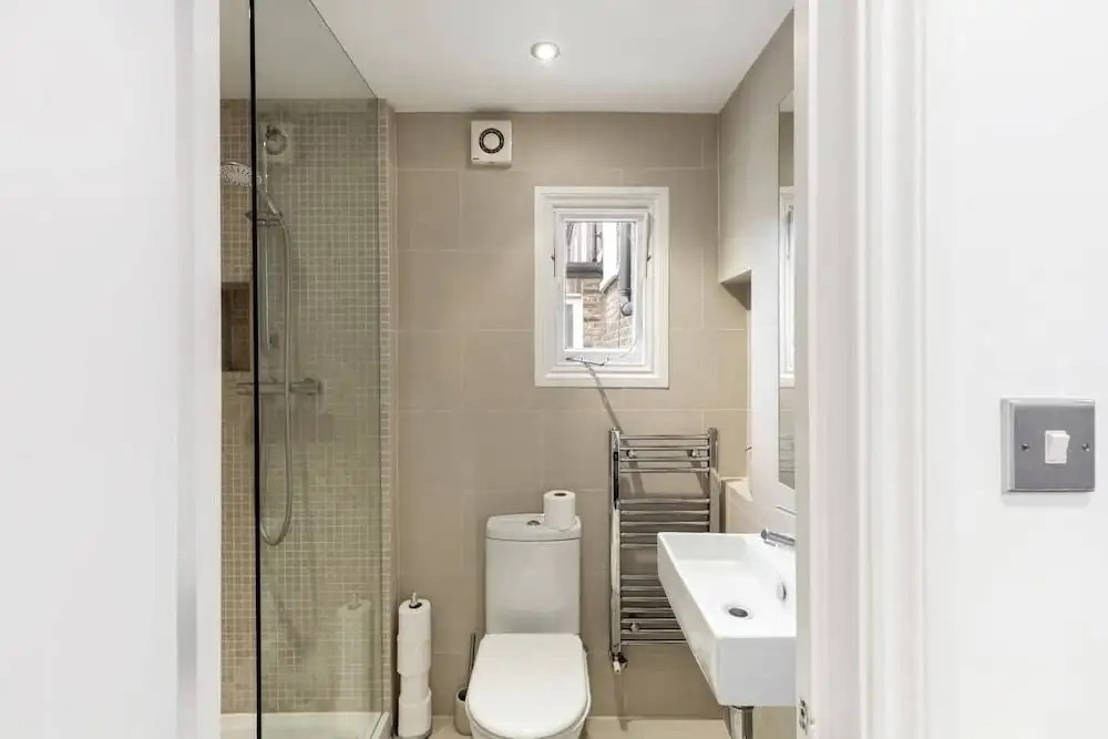 Modern & Cosy Three Bedroom Apartment in Queen's Park