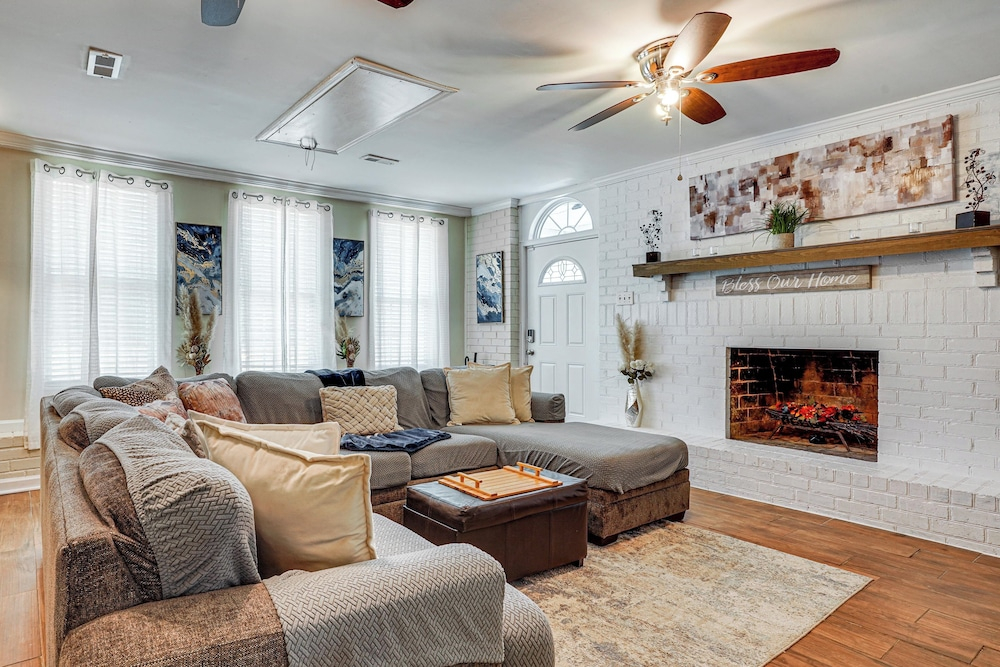 Spacious Charleston Home: Only 3 Mi to Folly Beach