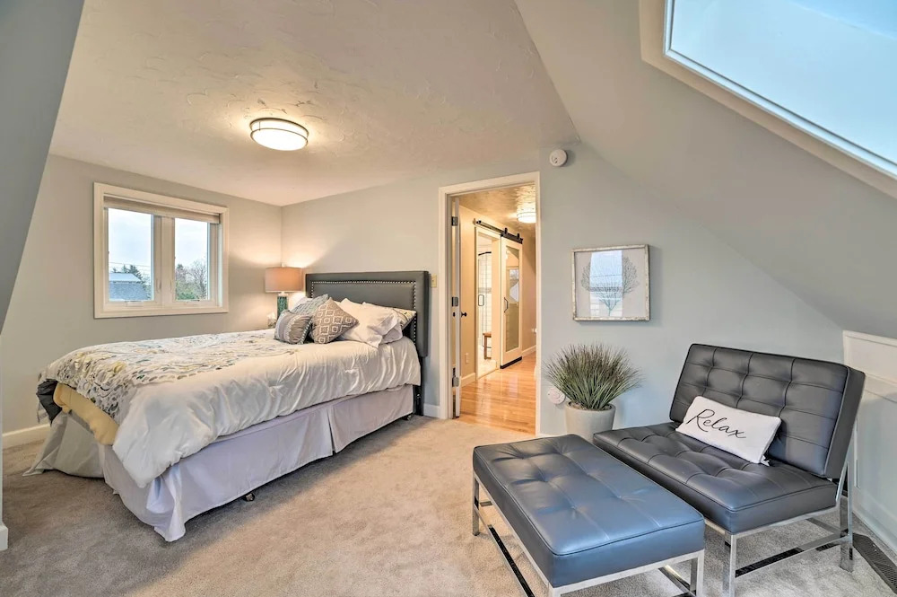 Chic Manistee Cottage: Steps to Lake Michigan!