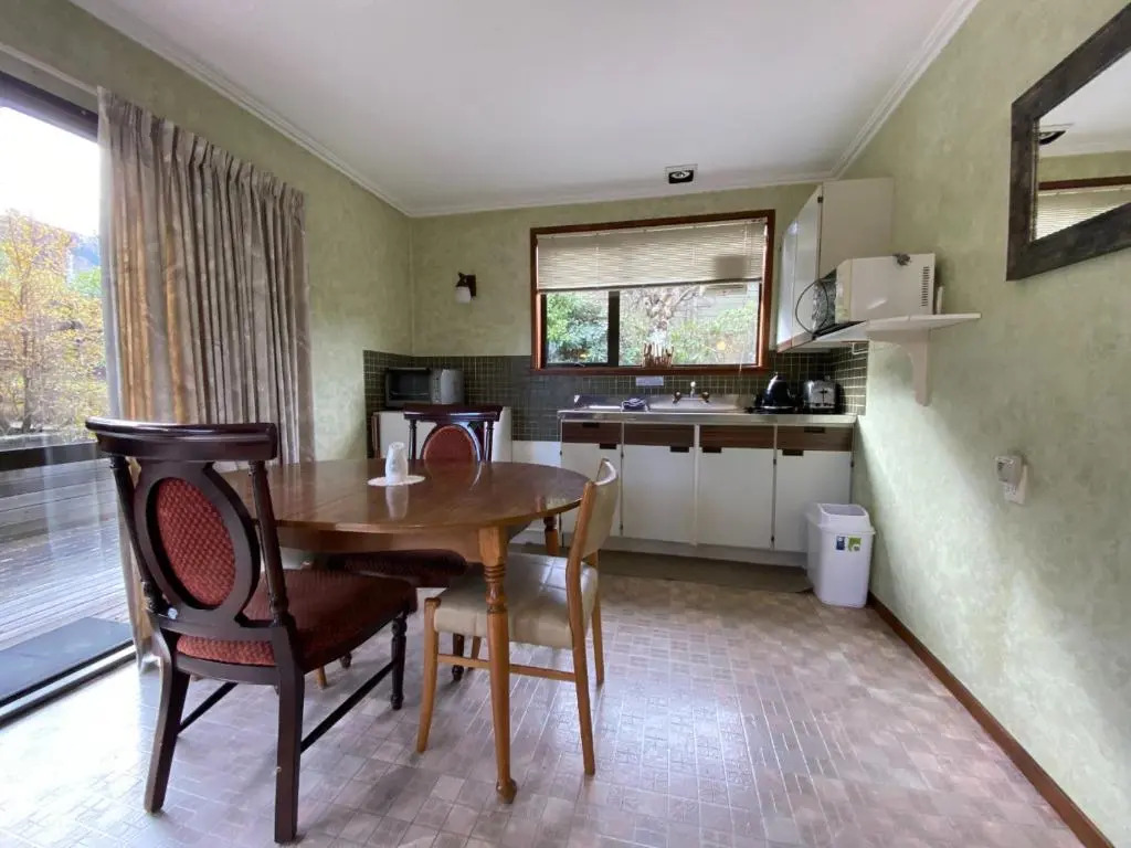 5 Chalet Cres