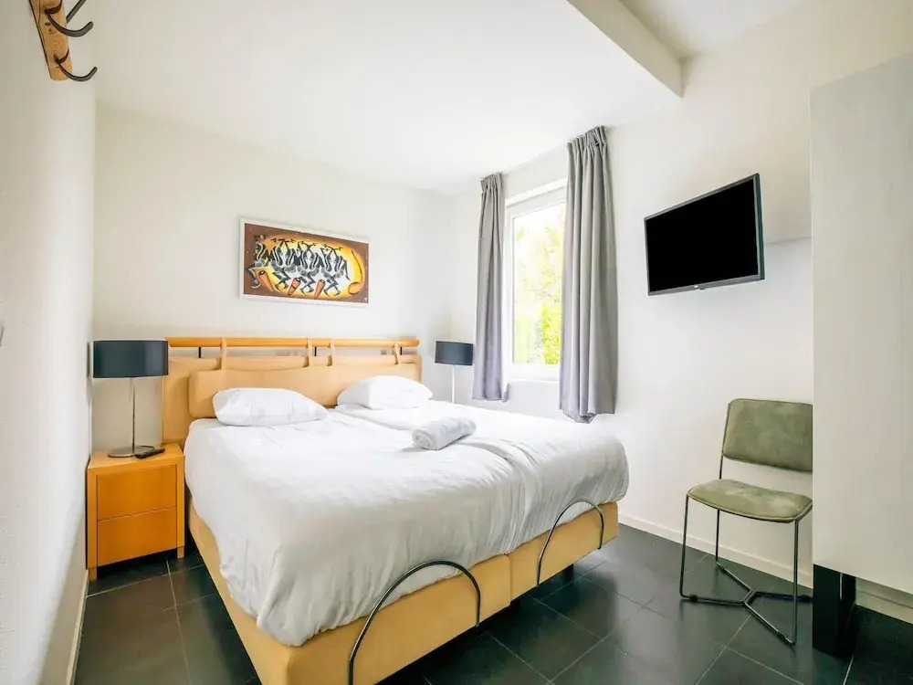 Modern Villa with Large Garden by the Water with Hot Tub & Infrared Sauna