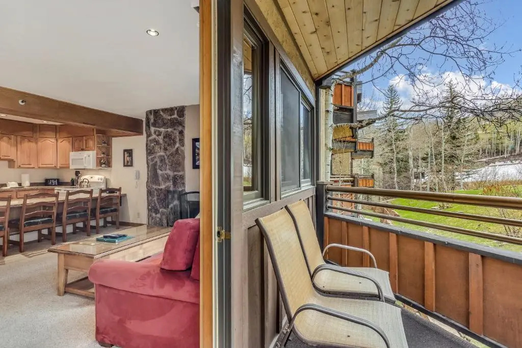 Laurelwood Condominiums Studio Premier Unit 407