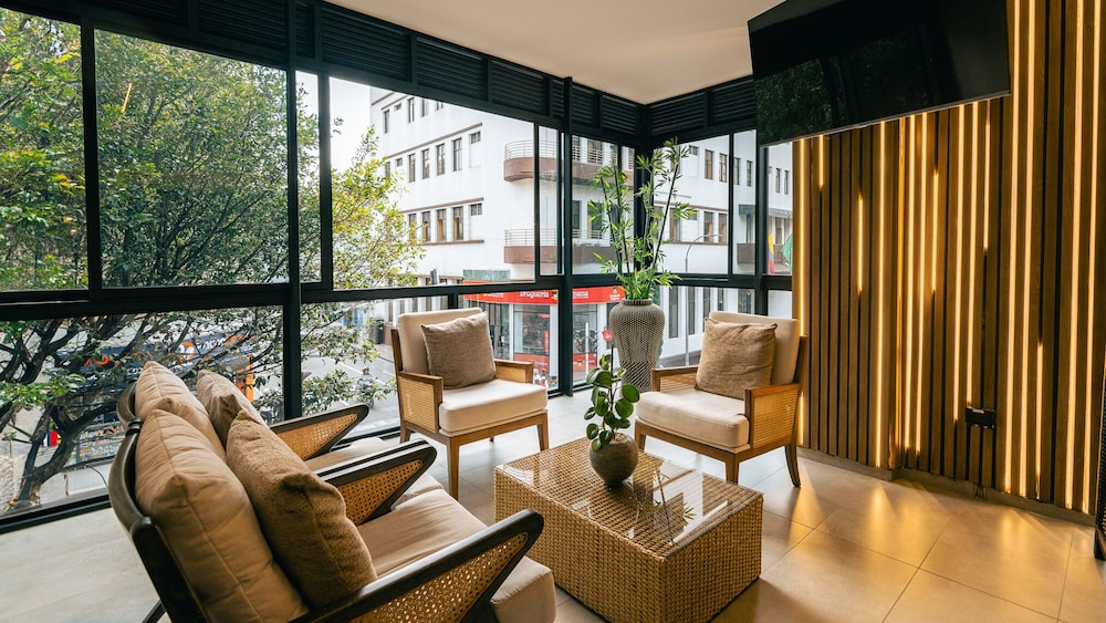 Balmoral Plaza Hotel