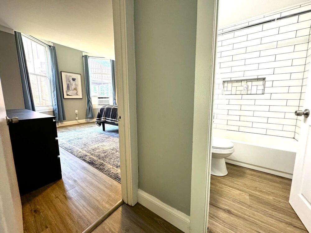 The Grayson at Park Place- Cozy and Fully Updated With King bed Free Coffee and Fast Wifi
