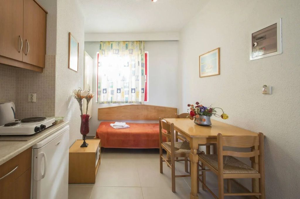Erato Studios & Apartments