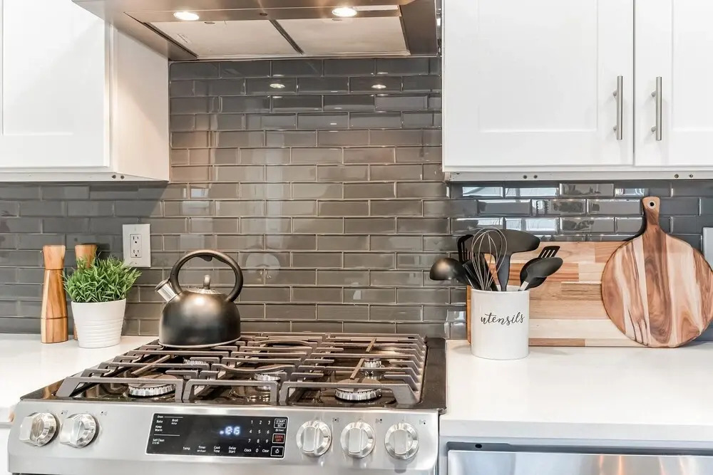 Fairmount House - Modern & Sophisticated With Large Backyard 3 Bedroom Home by Redawning