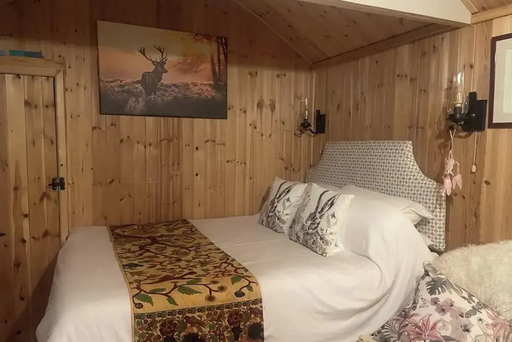 1 Bedroom Cabin Sleeps 2, Private Garden, Wifi