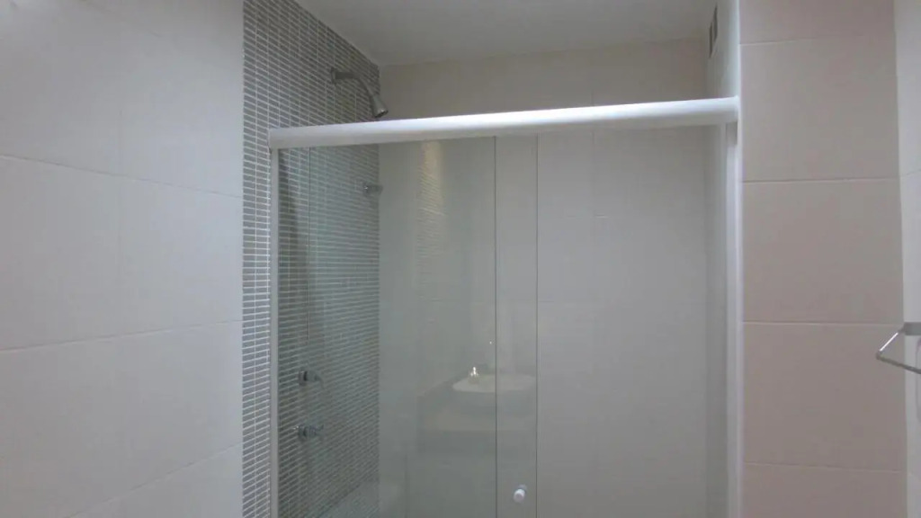 Lindo apto no Barrabela, todo equipado, com arcondicionados split novos no quarto e na sala, limpíssimo, cheiroso, novinho, condomínio em frente à praia, com piscina aquecida, sauna, quadra, academia, lavanderia, salão de beleza, restaurantes, mercado 24h