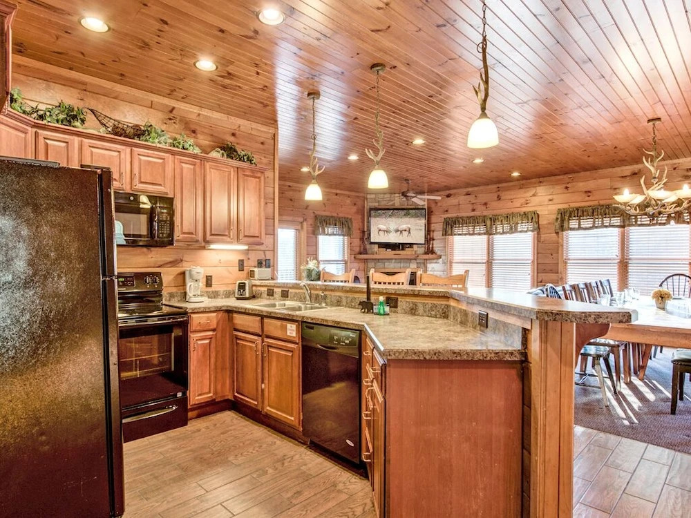The Great Escape II 5 Bedroom Mountain View Home with Hot Tub