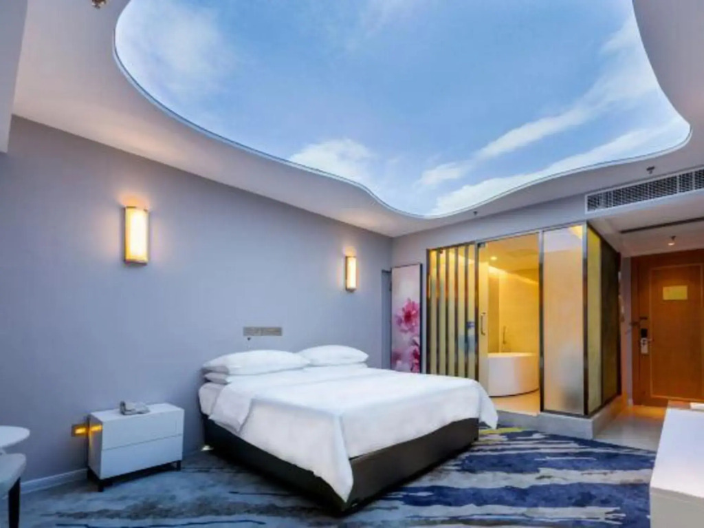 Vienna International Hotel (Zhaoqing Center Lake-view)