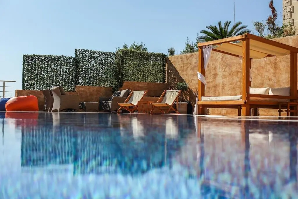 Modern 1BR apartment with swimming pool