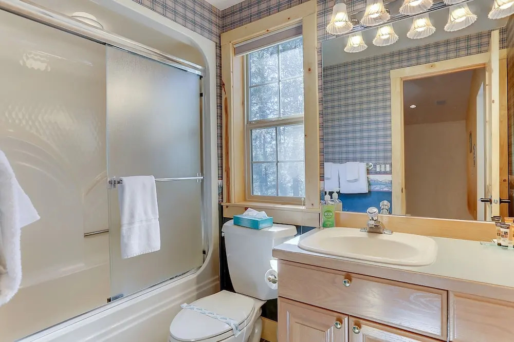 3 Mt Baker Peaceful Lodge Style Home with Private Hot Tub and BBQ on the Patio by RedAwning