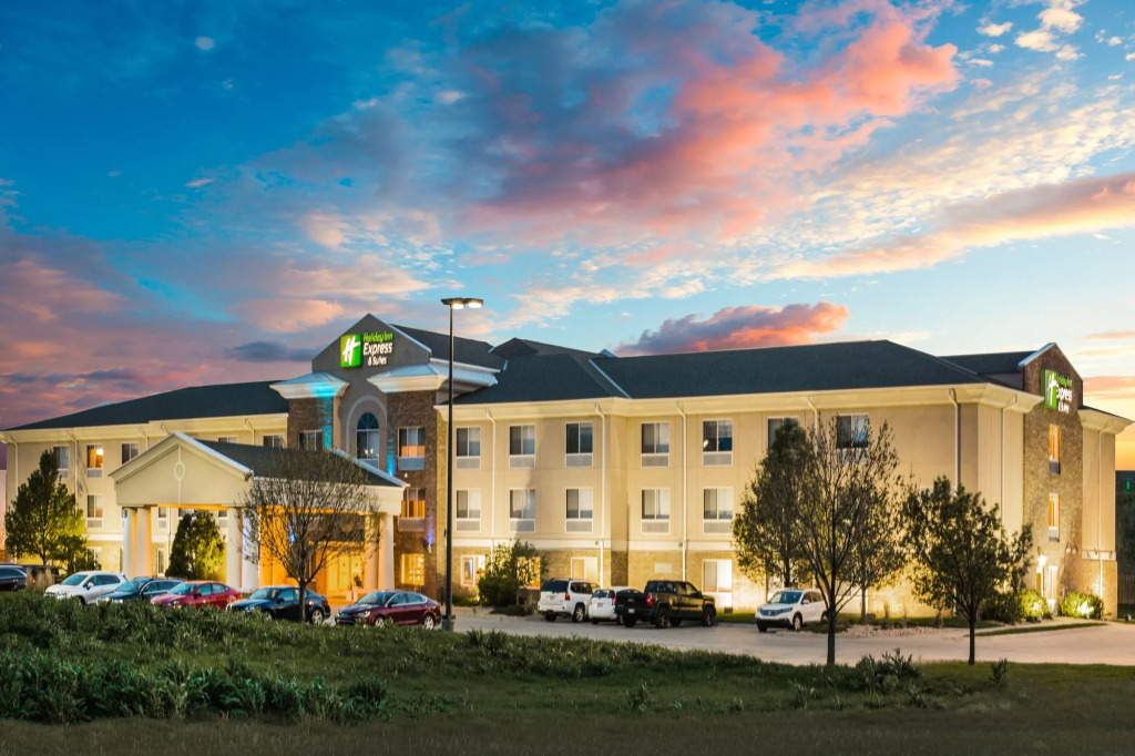 Holiday Inn Express & Suites Bellevue -Omaha Area- by IHG