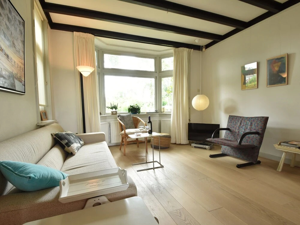 Family Home With Lush Garden and Games Room in the Heart of Artists' Town Bergen