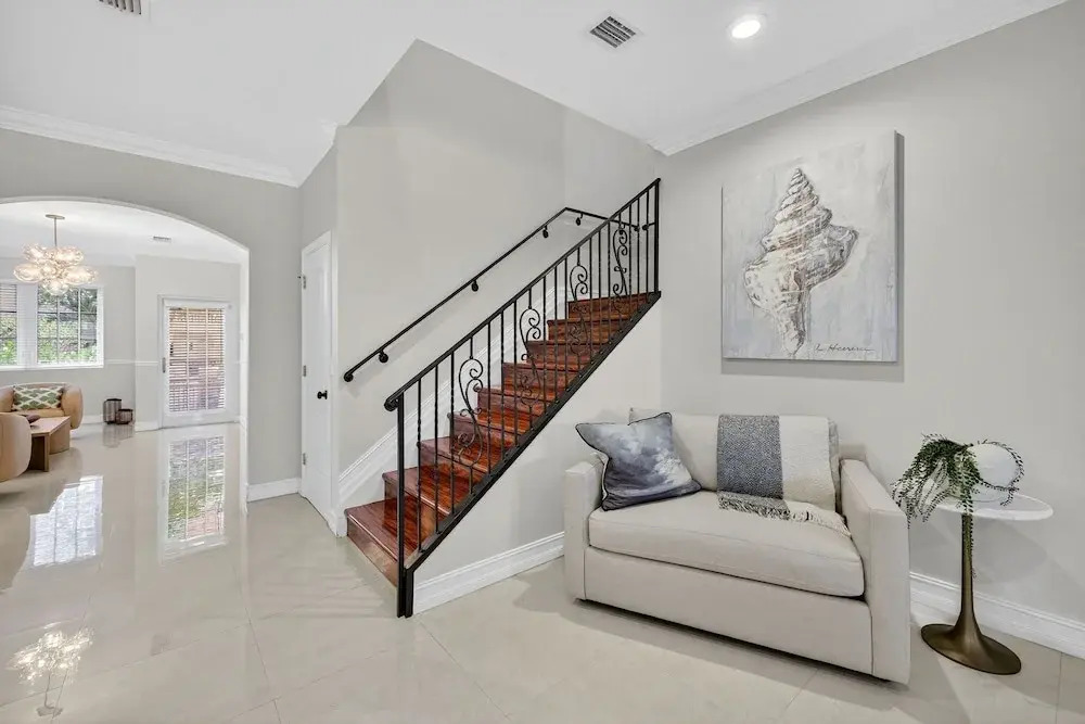 Daisy Townhouse  Steps from The Beach
