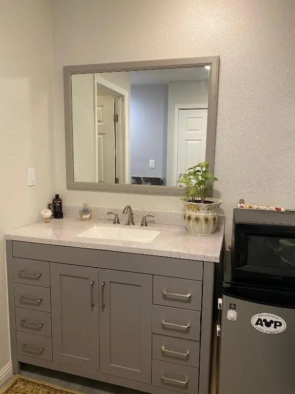 Private Room in Los Angeles w/ AC & WIFI