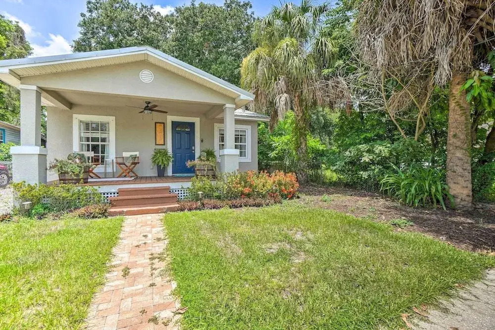 Central Point Tampa Home W/ Outdoor Lounge!