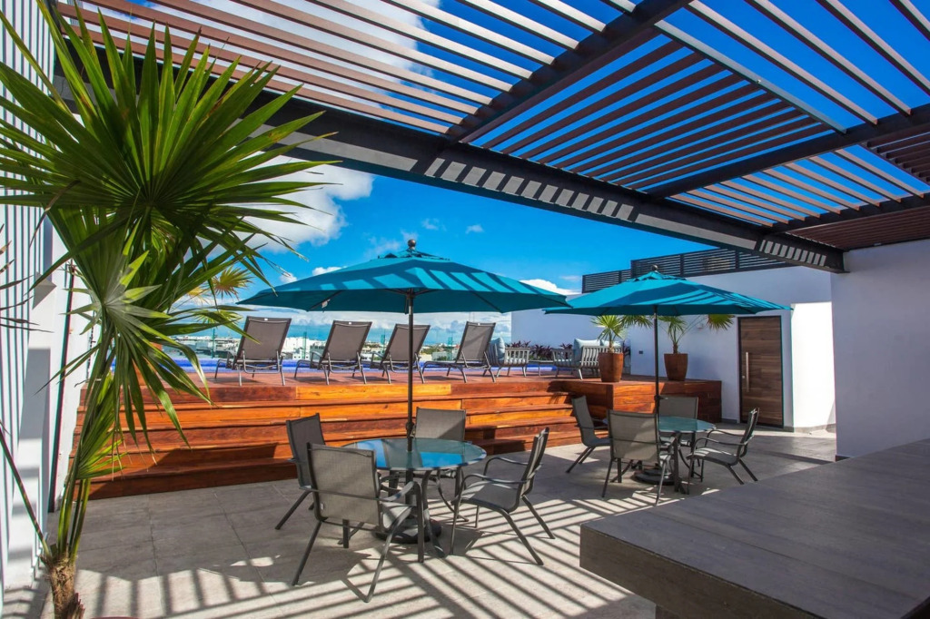 Large 2 BR Close to Beach AC Rooftop Pool