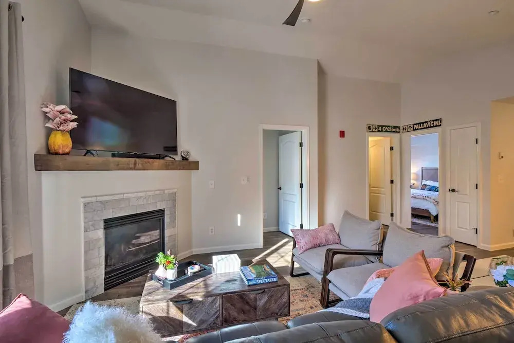Balcony & Hot Tub Access: Modern Breck Escape!