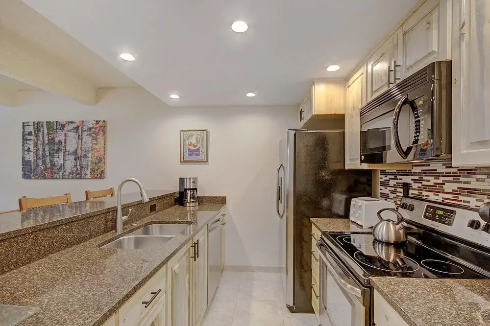 Wheeler House Spacious East Village Condo, Easy Walk to Super Bee - WH104 by Redawning