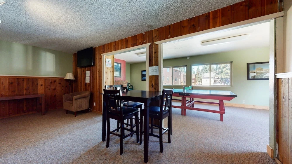 Mammoth View Villas 40 Walk to The Village Gondola, Private Grill and Washer Dryer by RedAwning