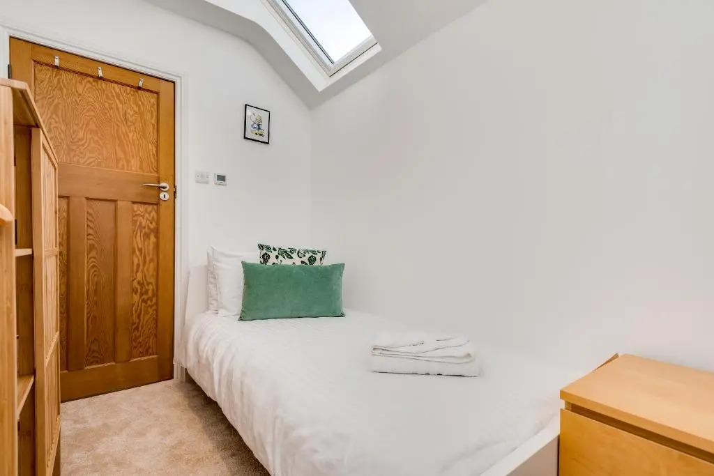 Charming 3 Bedroom House garden & parking - next to CS Lewis Nature Reserve