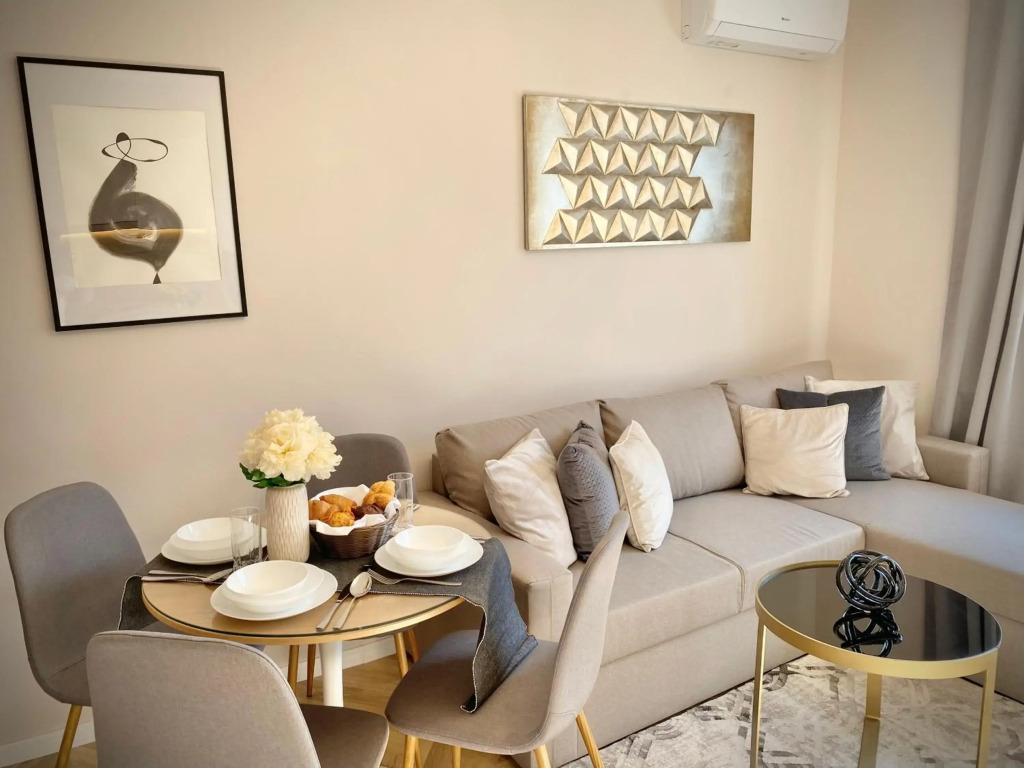 Business & Family Apartment for 6 Guests with Free Parking