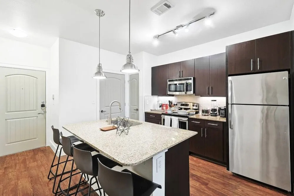 Luxe 1 Bedroom With Pool Near Toyota HQ & Legacy West