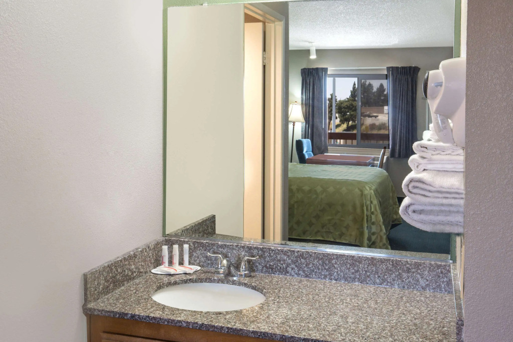 Days Inn by Wyndham Ontario Airport