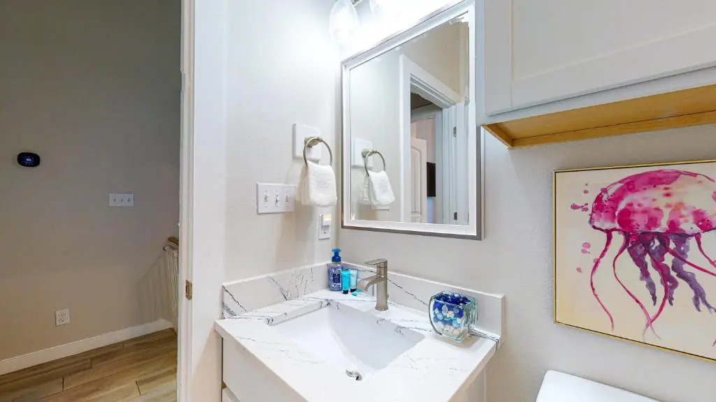 BC102 Beautifully Decorated Townhome, Heated Shared Pool, 1 Minute to Beach