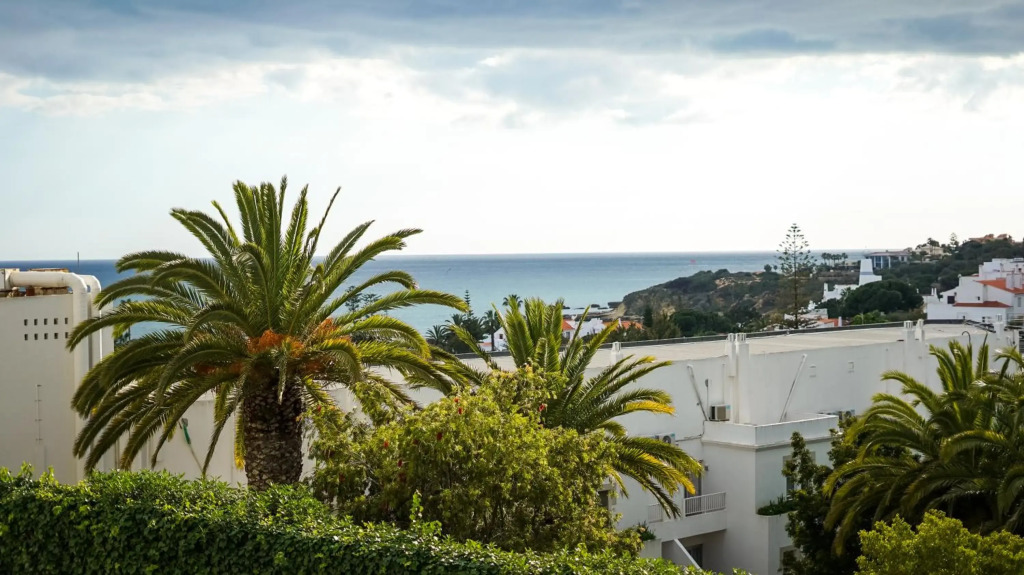 Oura Sunrise II Apartment by Stay-ici, Algarve Holiday Rental